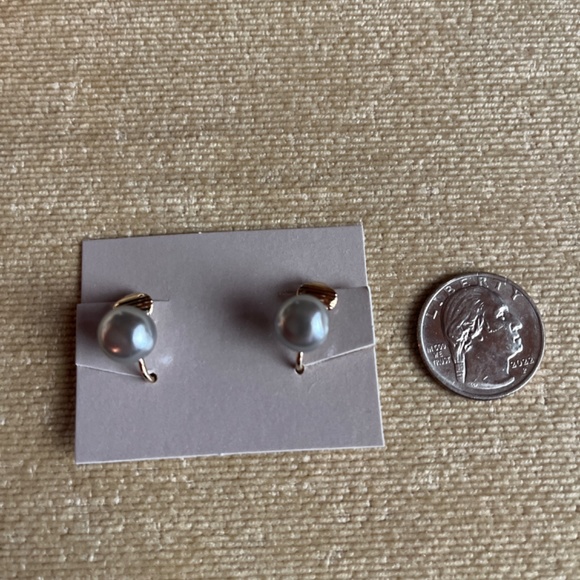 VINTAGE (1982) AVON CLASSIC BAROQUE CLIP EARRINGS - Picture 2 of 3